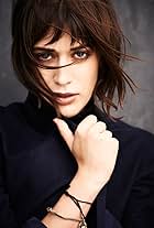 Photo of Lizzy Caplan